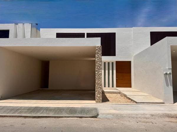 Venta de Casa en Dzityá, 3 recámaras, alberca, junto a Col. Montreal