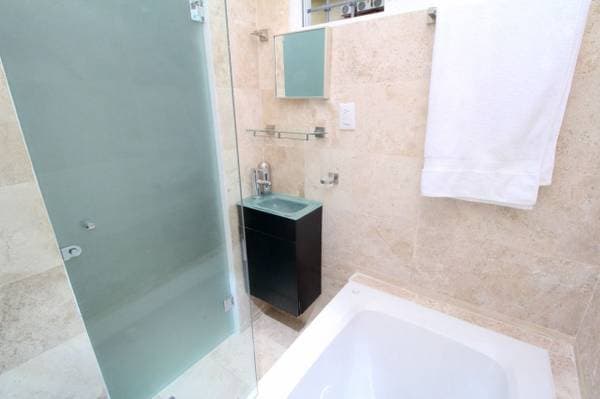 studio 1 bath in 5 de diciembre with washer & dryer - Image 3