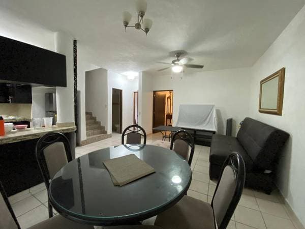 4 bedroom plus den downstairs Garage - Image 5