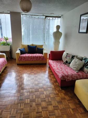 One single room available in a great flat/location
