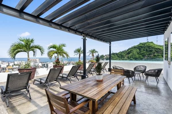 Excellent location - Large Modern 2 Bedroom Condo. $539,000