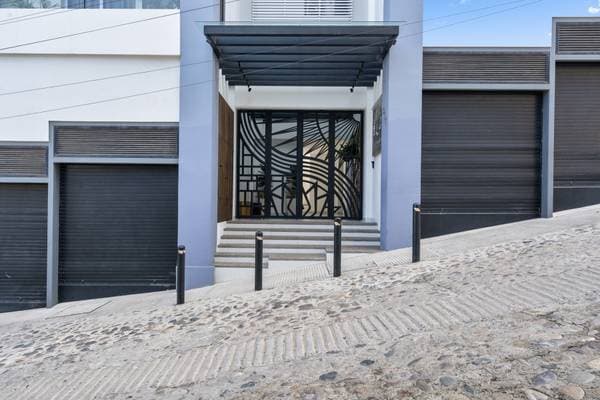 Excellent location - Large Modern 2 Bedroom Condo. $539,000 - Image 2