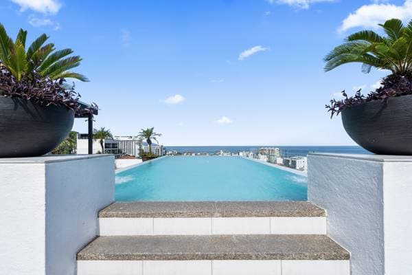 Excellent location - Large Modern 2 Bedroom Condo. $539,000 - Image 3