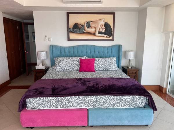 Grand Venetian. 3 BR 3BA AVAILABLE. (Hotel Zone) - Image 2