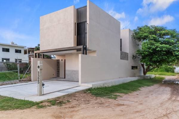 House For Sale With Mountain View - Image 2