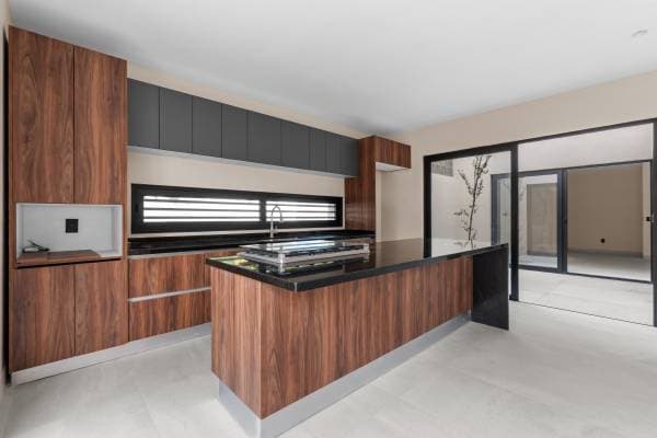 House For Sale With Mountain View - Image 3