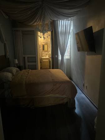 Room with bathroom in house in Roma neighborhood