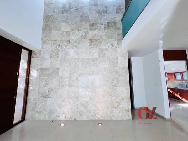 House With 4 Bedrooms In Exclusive Montebello Area - Image 5