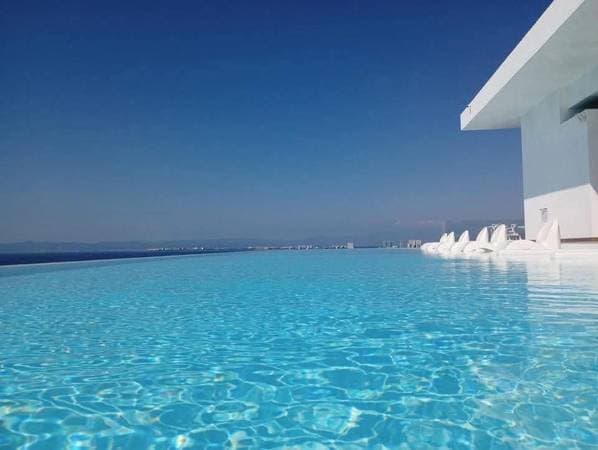 Orchid Oceanfront Luxury Condos. (Conchas Chinas)