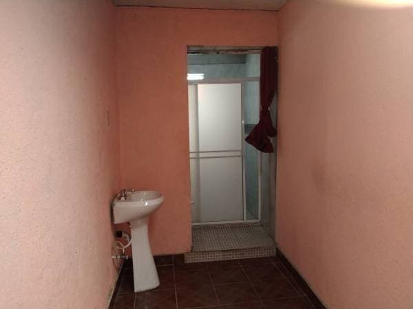 Casa con local comercial sobre avenida princ.da el 60% y lo de x mes - Image 5