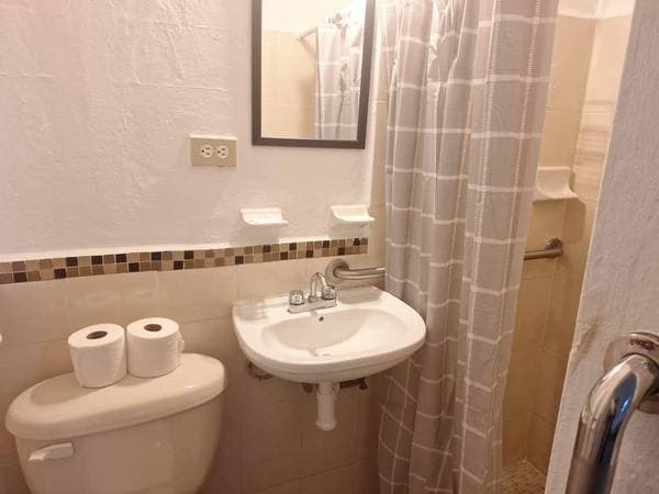 GROUND LEVEL!!!! studio 1 bath in the romantic zone - Image 3