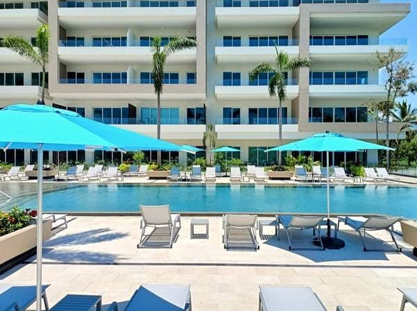 V Golf. 2 BR 2.5 BA.