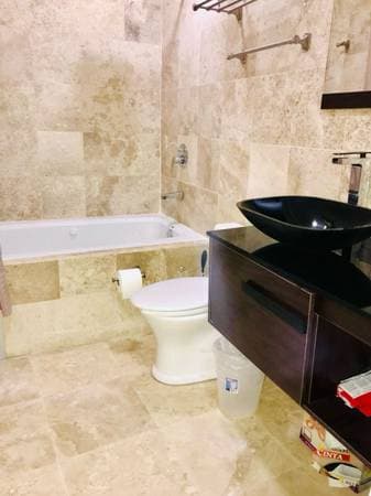 Fully Renovated studio apartment walking distance to the beach - Image 5