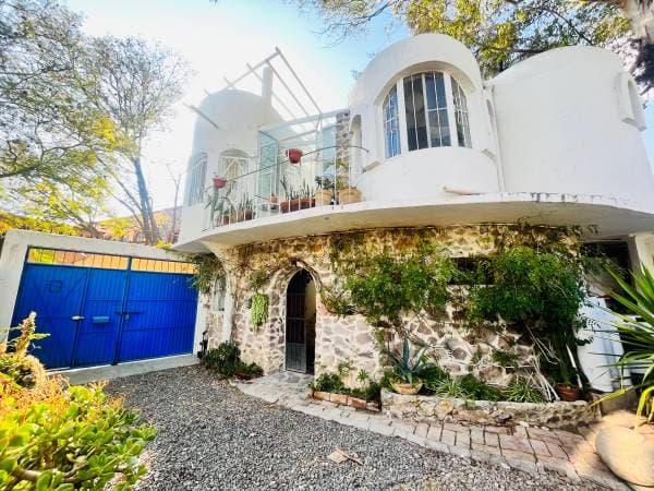 Artsy House in Quiet Compound surrounded by trees 🌳