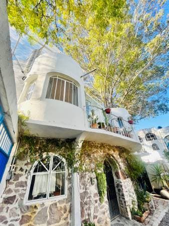 Artsy House in Quiet Compound surrounded by trees 🌳 - Image 4