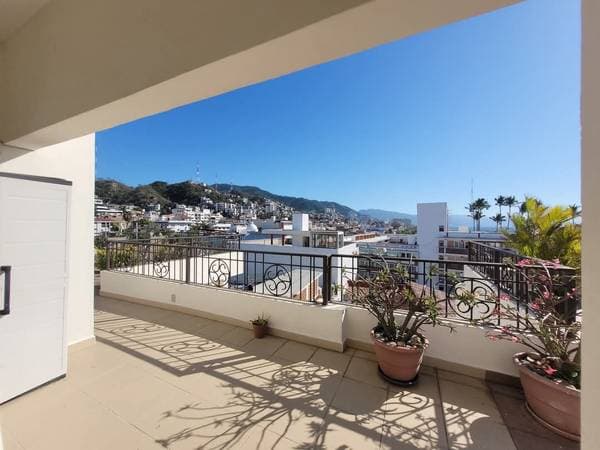 2 Bedroom 2 and a half bathrooms half block to beach yr. lease - Image 2