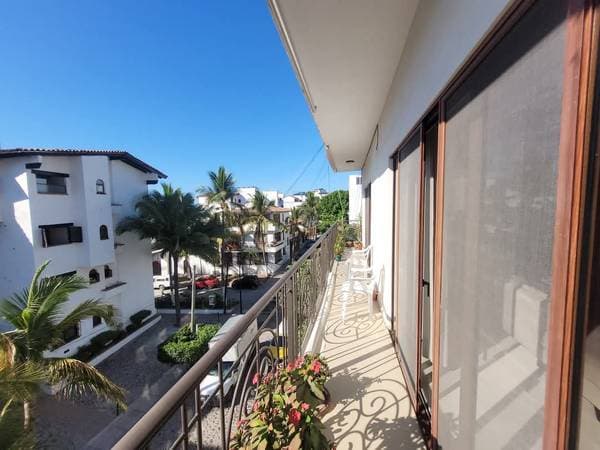 2 Bedroom 2 and a half bathrooms half block to beach yr. lease - Image 3