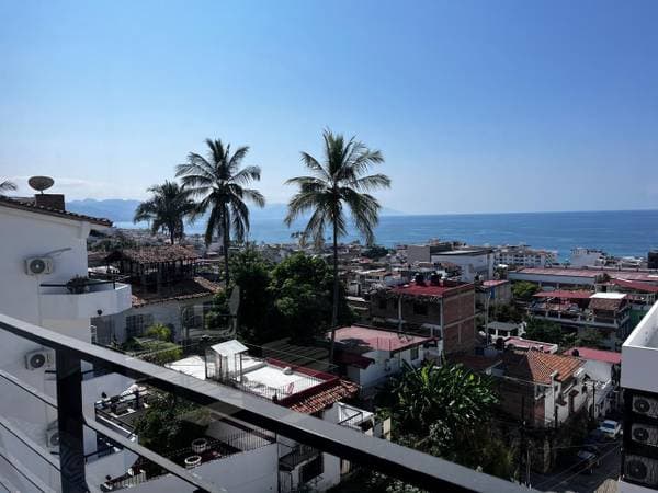1 bedroom, 1 bath apt. fully furnished in 5 de Diciembre, rooftop