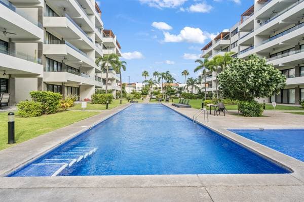 Great Price ! Great Condo ! Walk to the Beach ! $299,000. USD