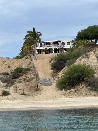 Beach Front House with 5 lots - Image 3