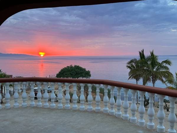 Beach Front House with 5 lots - Image 4