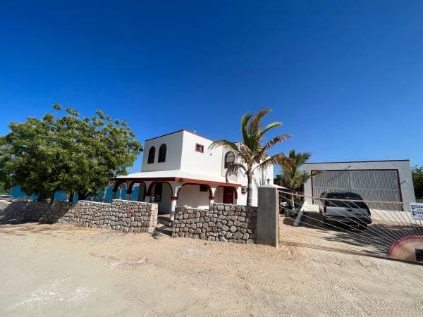 Beach Front House with 5 lots - Image 5