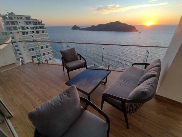 Price reduced on Luxury condo in Camino al Mar, GREAT REFERRAL FEE!