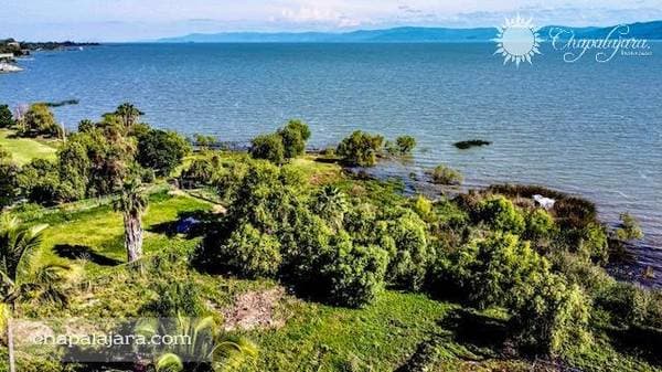 Lakefront Mansion - Image 3