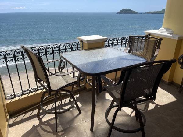 Just listed 2 bd in Las Gavias Malecon