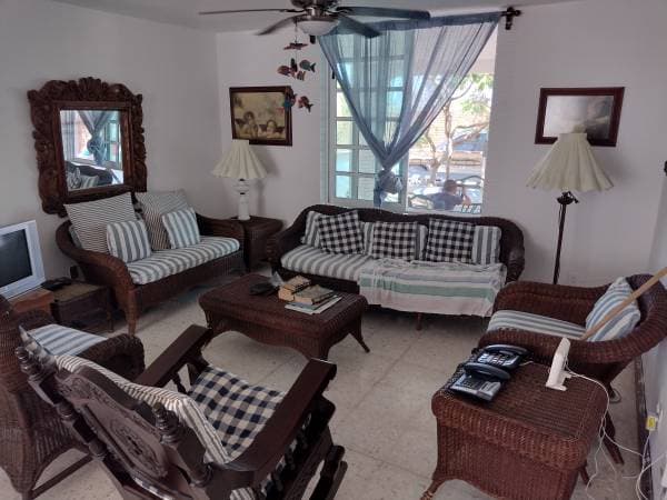 House with adyacent lot a few steps from the beach - Image 3