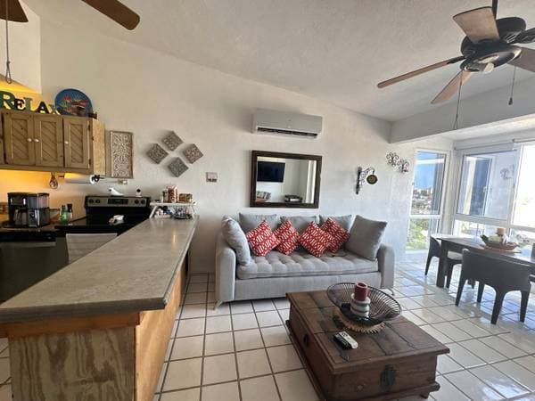 Penthouse 2 bed, 2 bath, 2 levels - Image 5